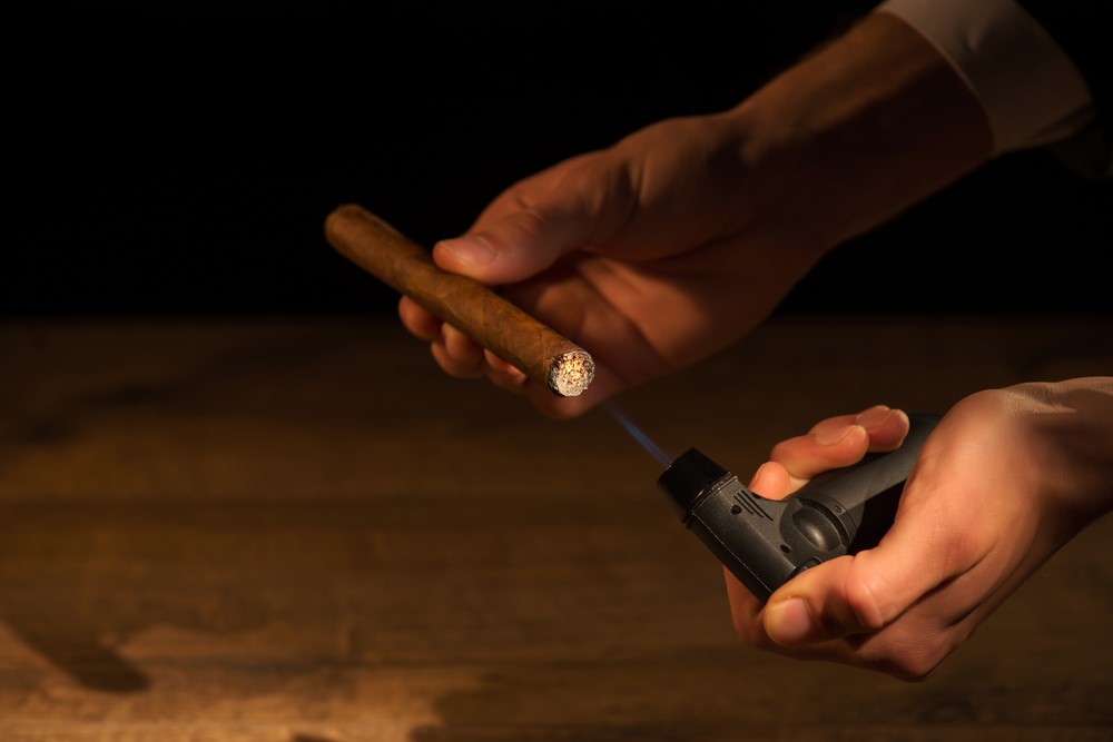 cigar lighting with lighter